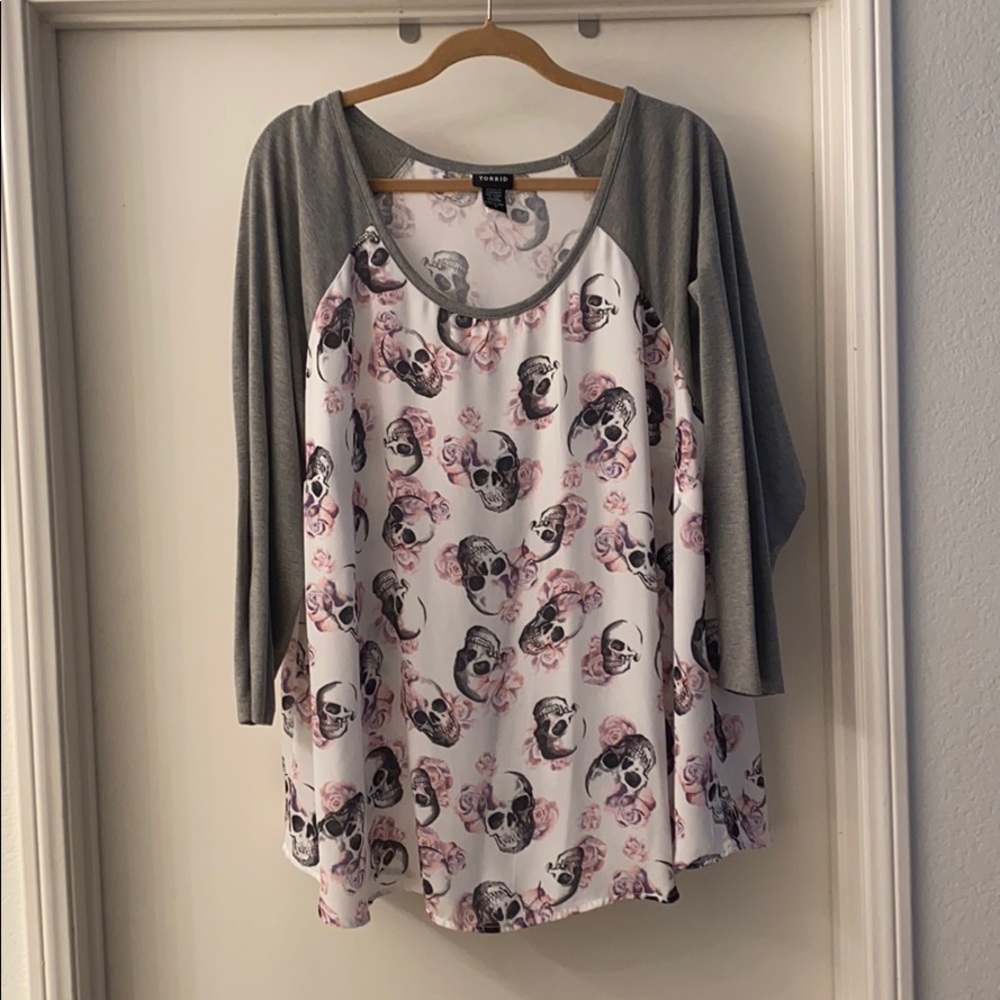 Torrid skulls 3/4 sleeve blouse size 3